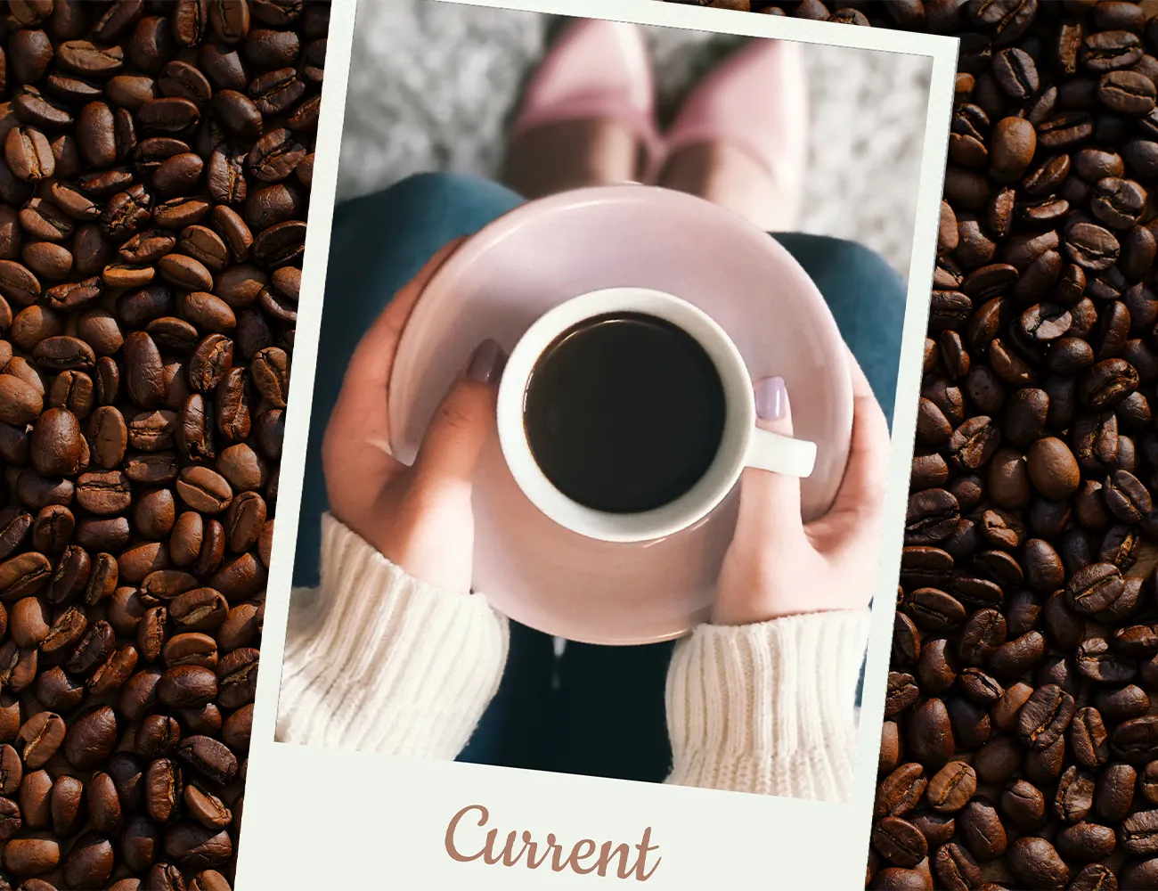 珈琲カップを持つ女性の写真